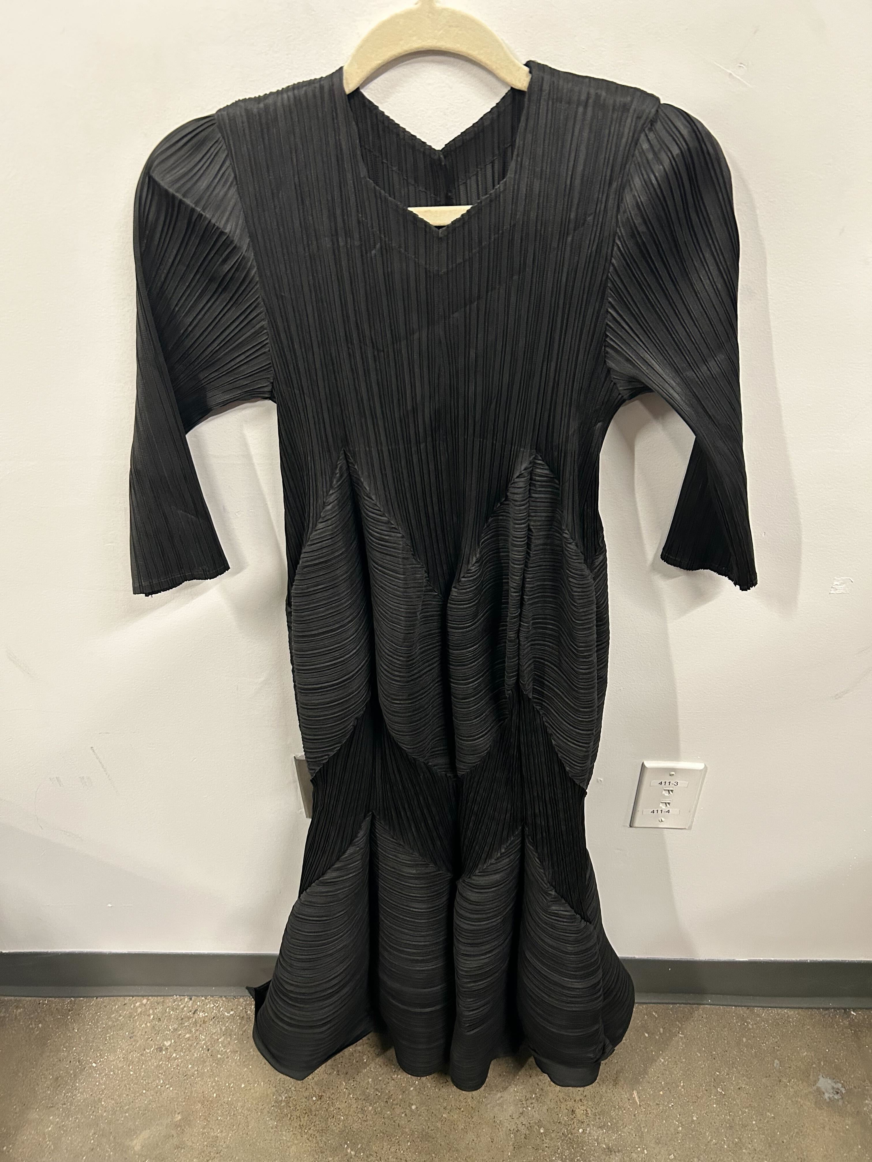 The Sculpted Plissé Midi Dress